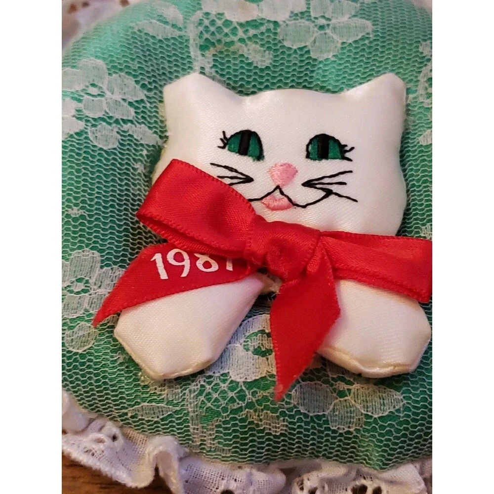 Fancy Feast 1987 Cat Christmas Ornament White Satin Wreath Dated Collectible